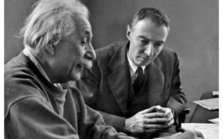 Альберт Эйнштейн и Роберт Оппенгеймер в 1947 году.